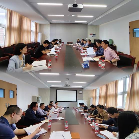 会议室里的人们描述已自动生成